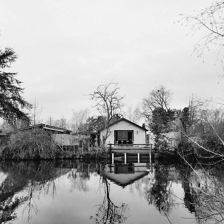 Rustig Gelegen Chalet Kapeki Met Tuin Aan Het Water Гел Экстерьер фото