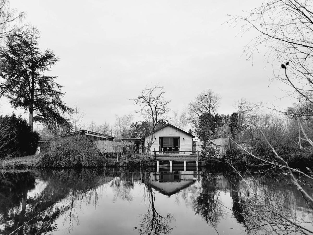 Rustig Gelegen Chalet Kapeki Met Tuin Aan Het Water Гел Экстерьер фото